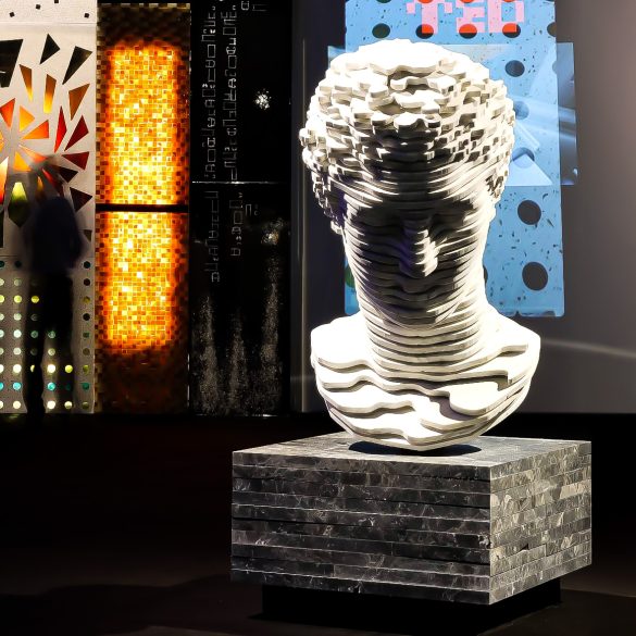 Γλυπτό ανθρώπινης μορφής σε έκθεση